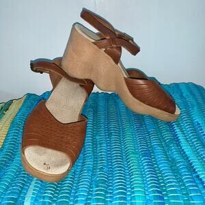 VINTAGE 70s/80s FAMOLARE "HI THERE" WAVY SOLE LEATHER WEDGE SANDAL